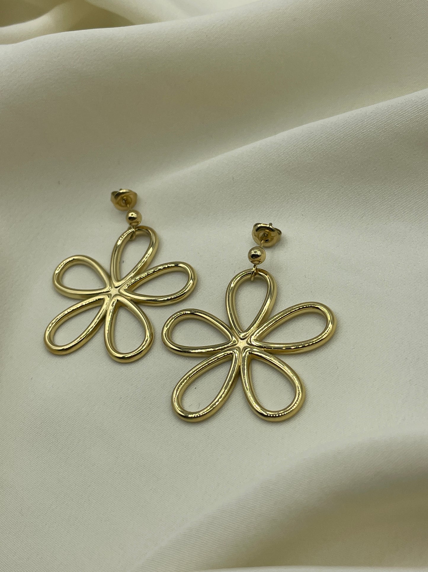 Smooth Flower Earrings Gold