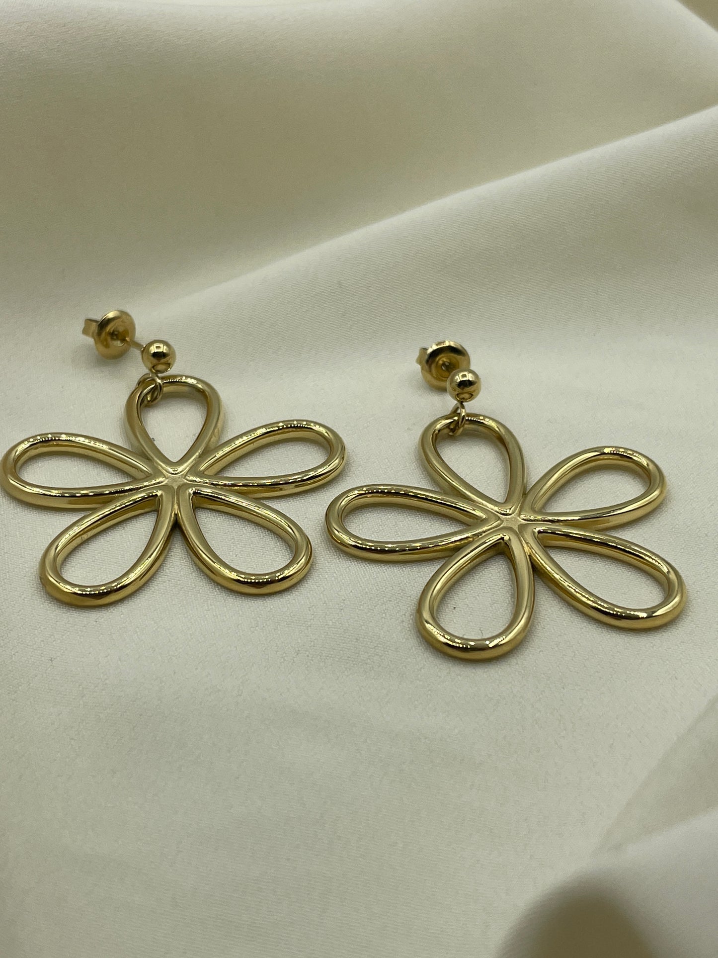 Smooth Flower Earrings Gold