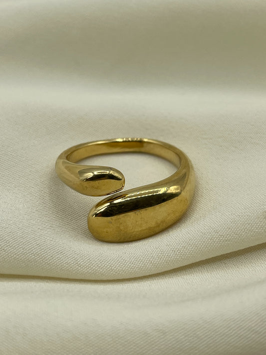 Thin Enlacing Gold Ring