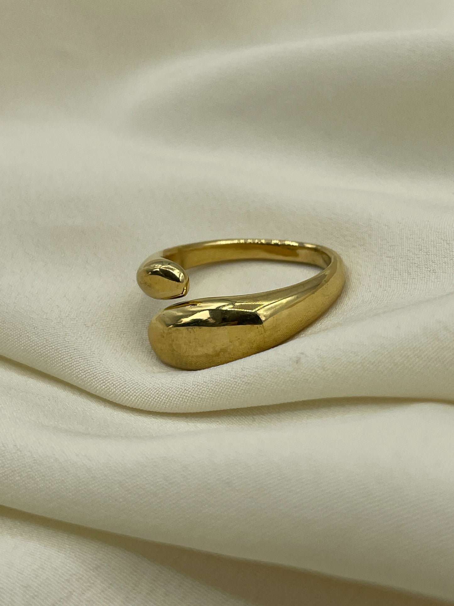 Thin Enlacing Gold Ring