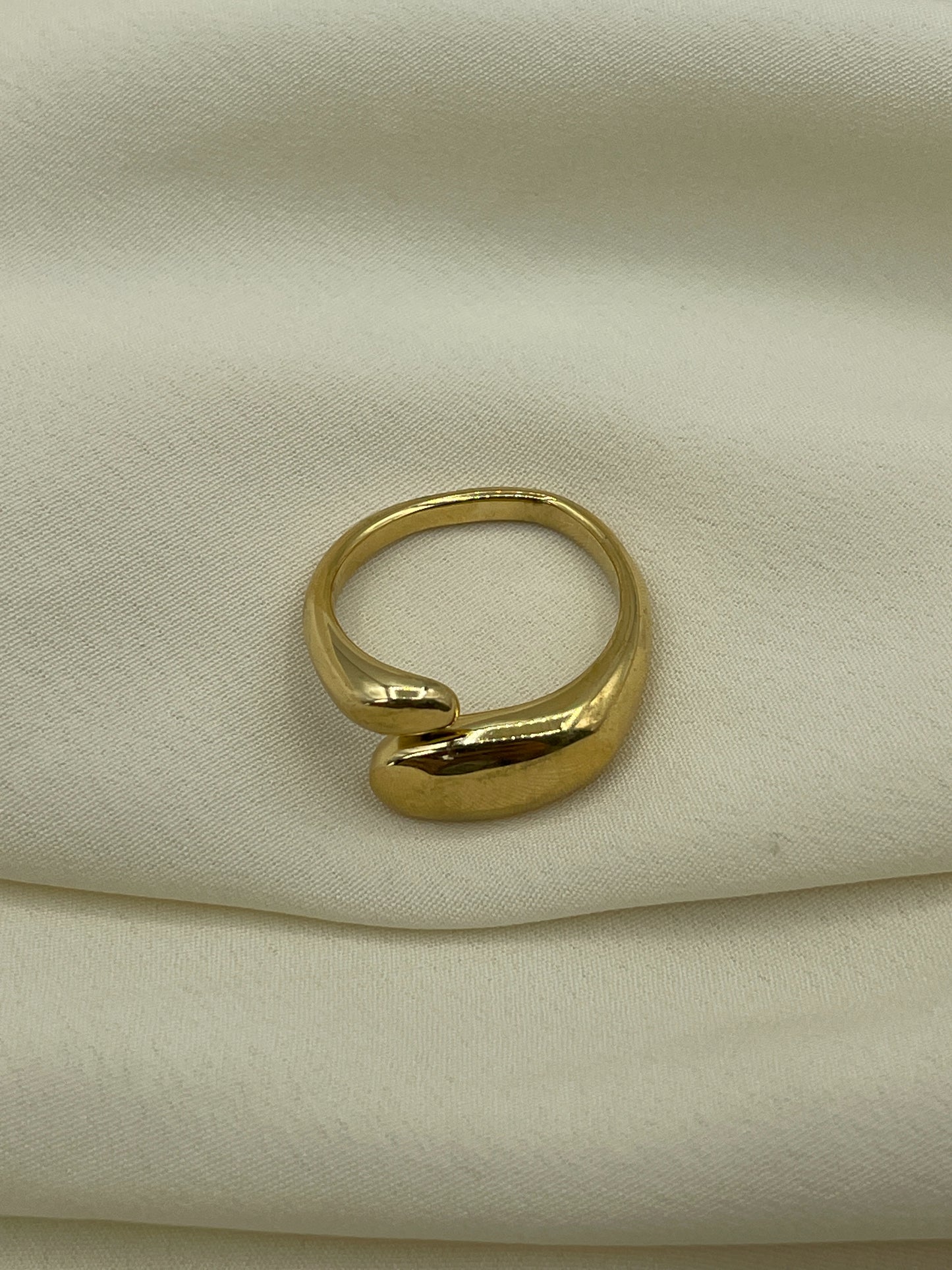 Thin Enlacing Gold Ring