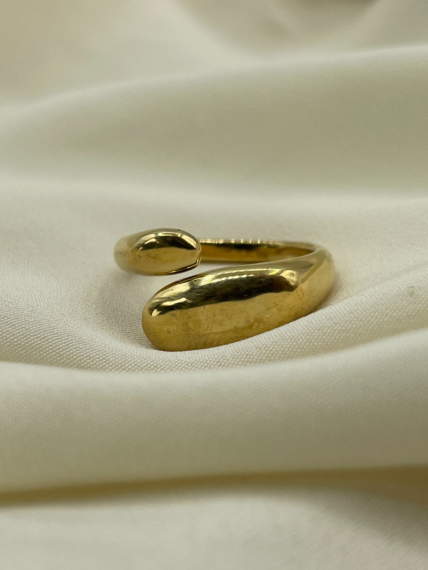 Thin Enlacing Gold Ring