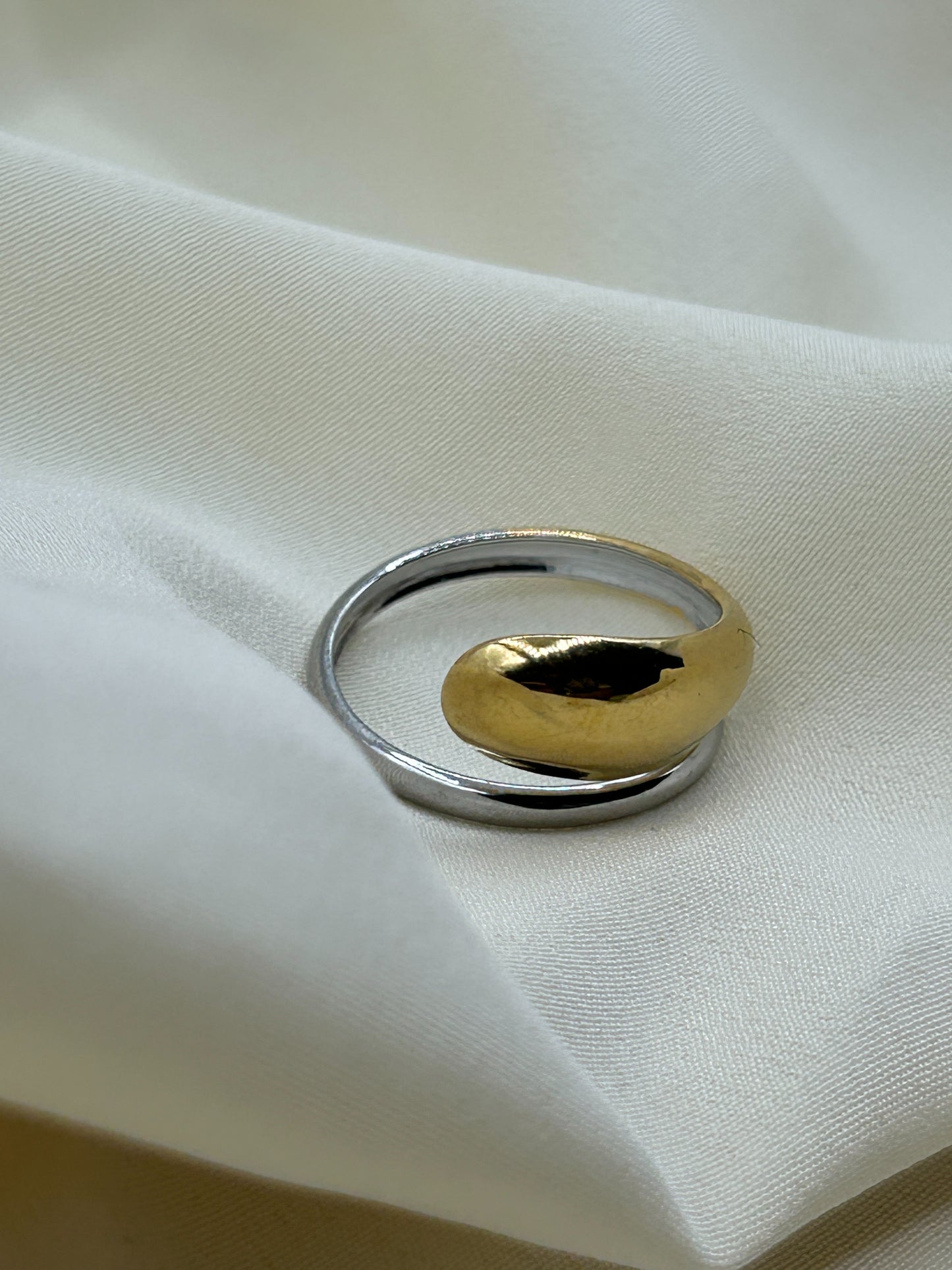 Bicolor Thin Enlacing Ring